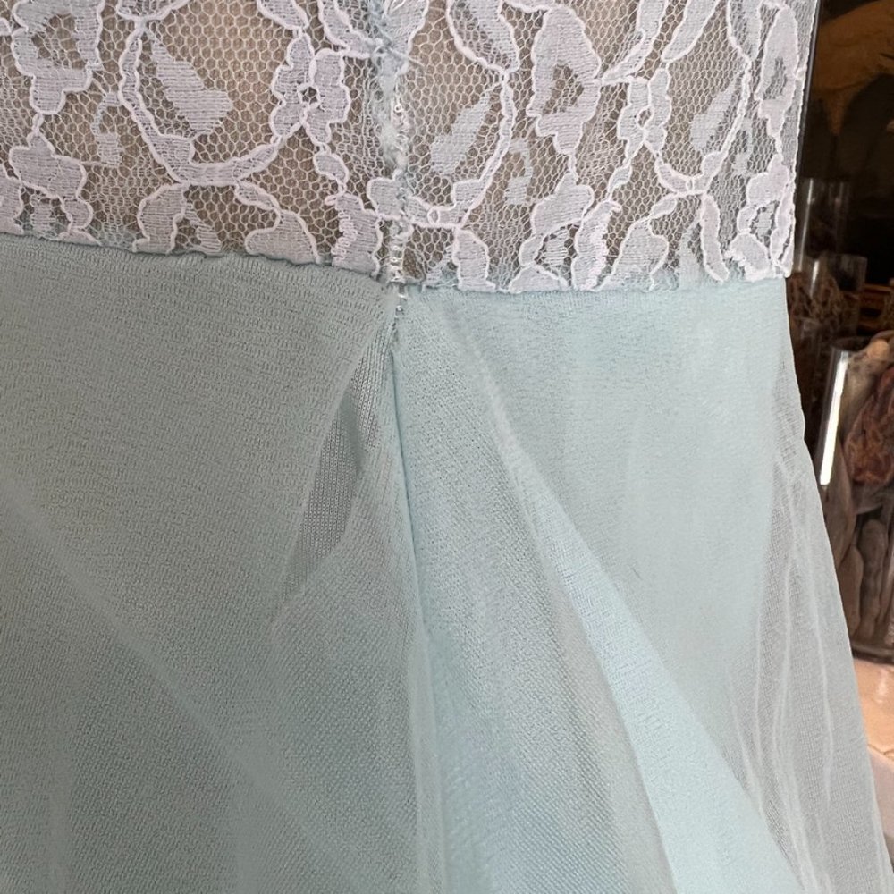 vintage lacy gown - Picture 8 of 9